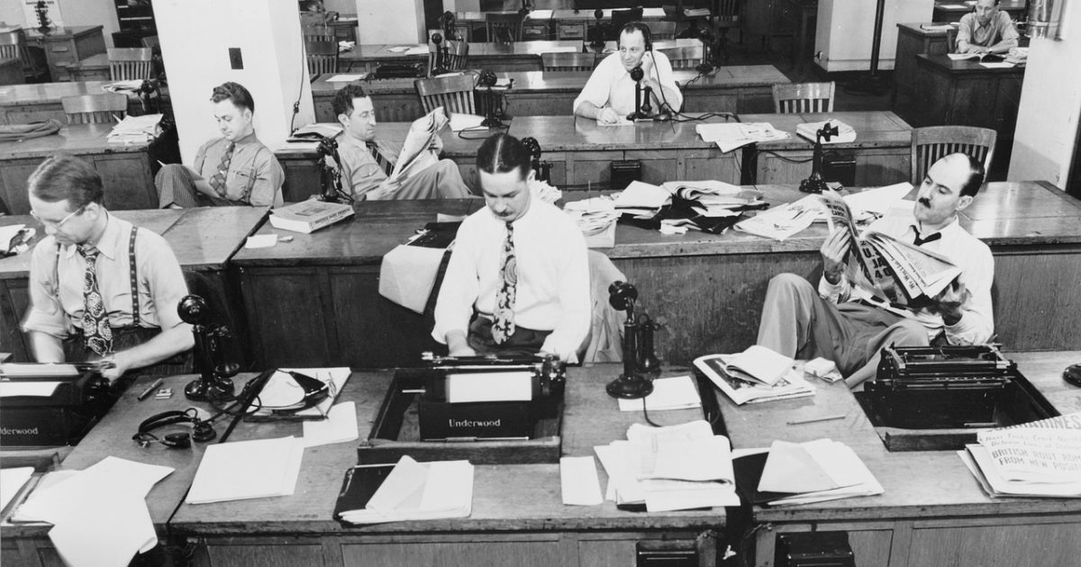 北欧风格明亮的编辑工作室里，三位核验编辑围坐在长木桌旁比对公开资料与文件哈希，桌上摊开笔记与显示器，窗边洒入柔和自然光，安静克制的氛围呼应e站绿色版说明台的独立核验立场